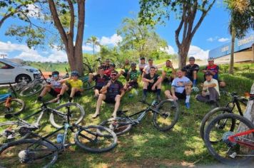 EQUIPE DE CICLISMO E DIRETORIA DE AGRICULTURA DE MONTE SIÃO, PROMOVEM REFLORESTAMENTO E CRIAM TRECHO DE CICLISMO NO CENTRO DE EXPOSIÇÕES E LAZER