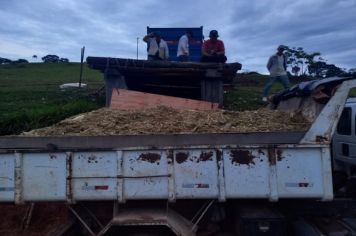 HOMEM DO CAMPO TEM APOIO DA DIRETORIA DE AGRICULTURA COM CAMINHÃO BASCULANTE E TRATOR