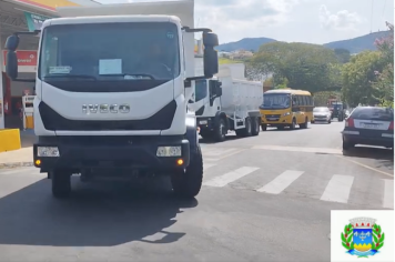 CARROS E VEÍCULOS PESADOS ADQUIRIDOS PELA PREFEITURA MUNICIPAL SÃO EXPOSTOS PARA CONHECIMENTO DA POPULAÇÃO NA RUA DO MERCADO