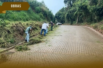 Prefeitura intensifica operações de limpeza das estradas rurais do município