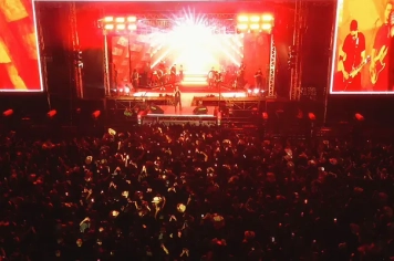 Show gratuito de Zezé di Camargo comemora aniversário de Monte com recorde de público