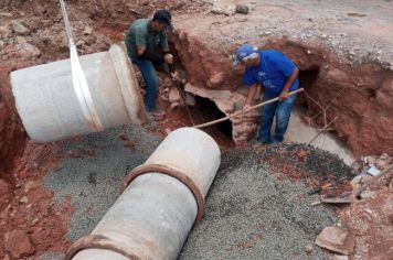 LOTEAMENTO VALE DO SOL (DIVINÃO) RECEBE REPAROS NA VIA E  MANILHAMENTO É TROCADO PELO DEPARTAMENTO DE SERVIÇOS URBANOS 