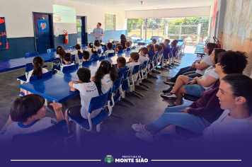 Prefeitura de Monte SIão promove ação de prevenção em saúde bucal com crianças do bairro Guiné