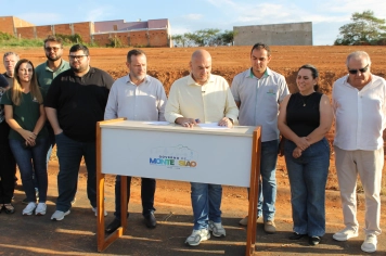 Prefeito assina ordem de serviço para construção de nova creche em Monte Sião