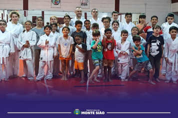 Prefeitura de Monte Sião entrega novos kimonos a crianças do projeto de Karatê do CRAS