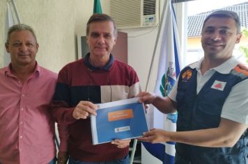 Defesa Civil de Monte Sião entrega Plano de Contingência Municipal ao Prefeito Municipal 