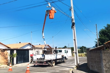 Equipes realizam melhorias na iluminação e tapa-buracos no Distrito da Mococa