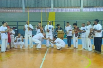 Projeto de capoeira oferece aulas gratuitas em bairros de Monte Sião