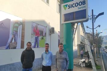 PARCERIA ENTRE PREFEITURA E SICOOB SAROM INSTALA RELÓGIO DIGITAL NA CIDADE