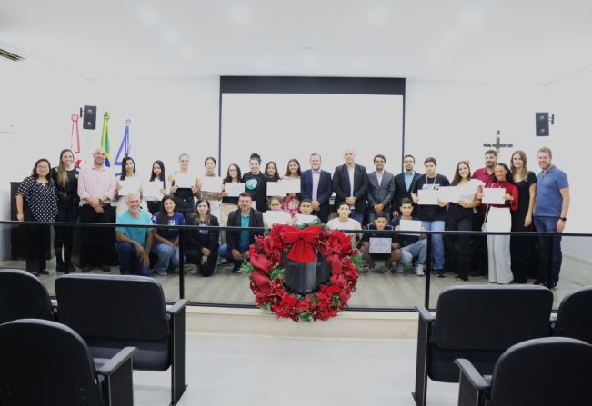 ALUNOS DE ESCOLA ESTADUAL E PRIVADAS DE MONTE SIÃO RECEBERAM CERTIFICADO DE CONCLUSÃO DO PARLAMENTO JOVEM DA ESCOLA DO LEGISLATIVA DA CÂMARA MUNICIPAL DE MONTE SIÃO