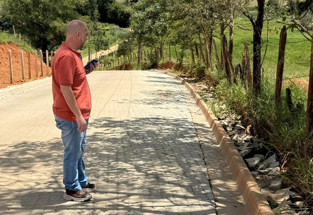 Prefeito de Monte Sião fiscaliza obra de calçamento no bairro das Três Cruzes