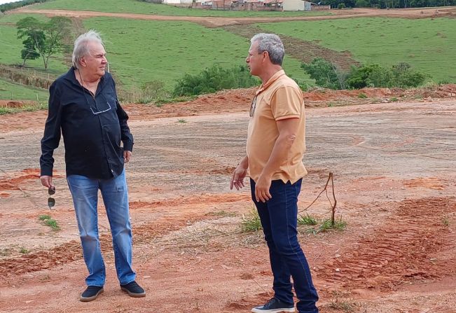 PREFEITO EM EXERCÍCIO FISCALIZA OBRA DA CONSTRUÇÃO DA NOVA CRECHE DE PERÍODO INTEGRAL EM MONTE SIÃO 