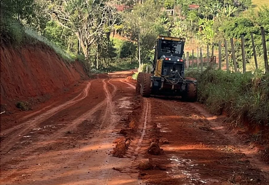 Prefeitura de Monte Sião mantém manutenção constante nas estradas rurais
