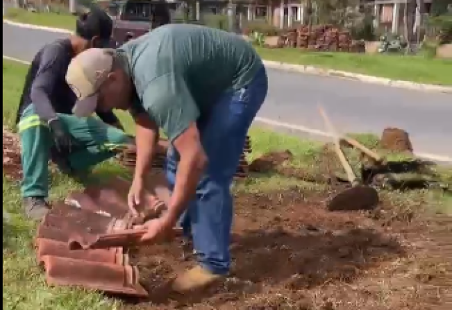 TELHAS DE DEMOLIÇÃO SÃO USADAS PARA CONSTRUÇÃO DE CANTEIROS