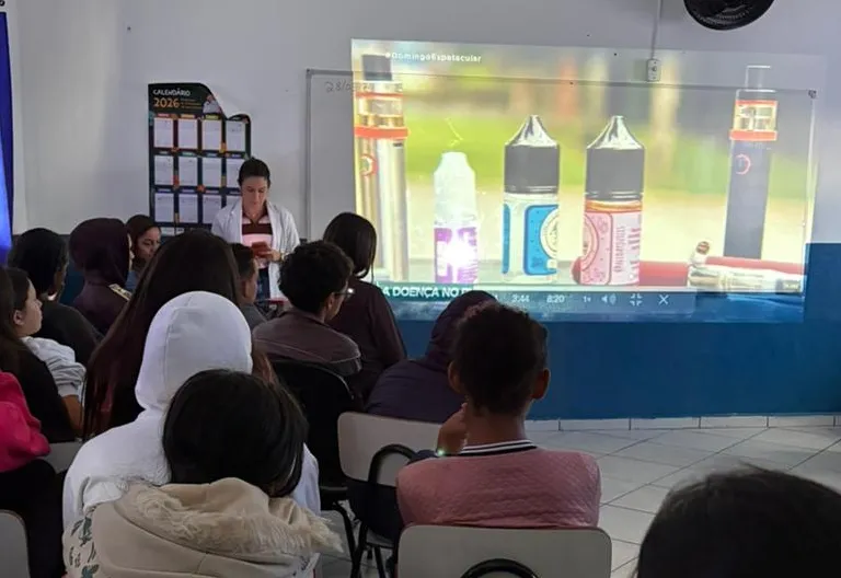 Palestra alerta estudantes sobre riscos do cigarro eletrônico e bebidas energéticas
