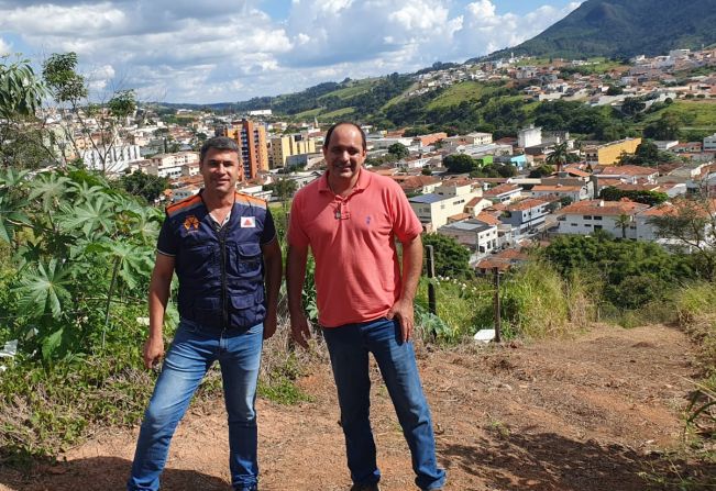 A Diretoria de Agricultura, Pecuária e meio Ambiente de Monte Sião, constrói aceiros preventivos para conter queimadas