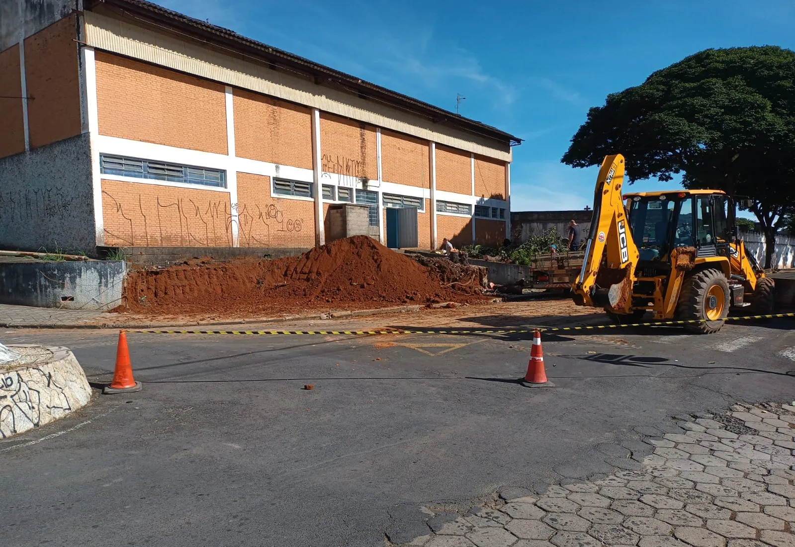 Obras para adequação de garagem têm início e local vai sediar a Secretaria de Educação