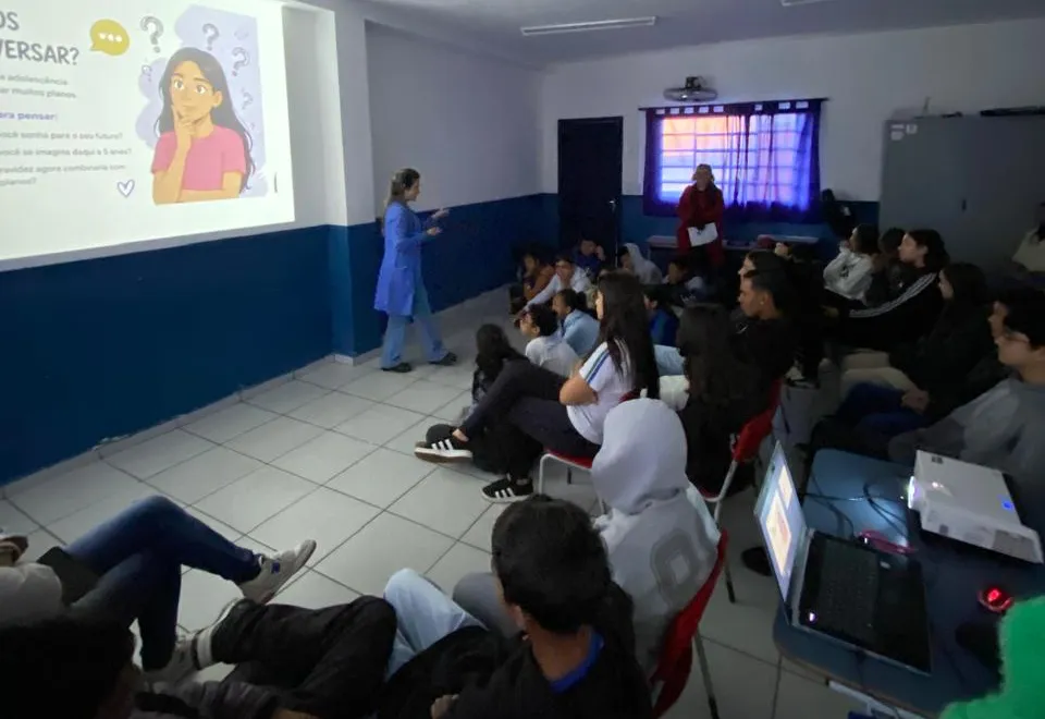 Palestra sobre prevenção da gravidez na adolescência leva informações a estudantes em Monte Sião