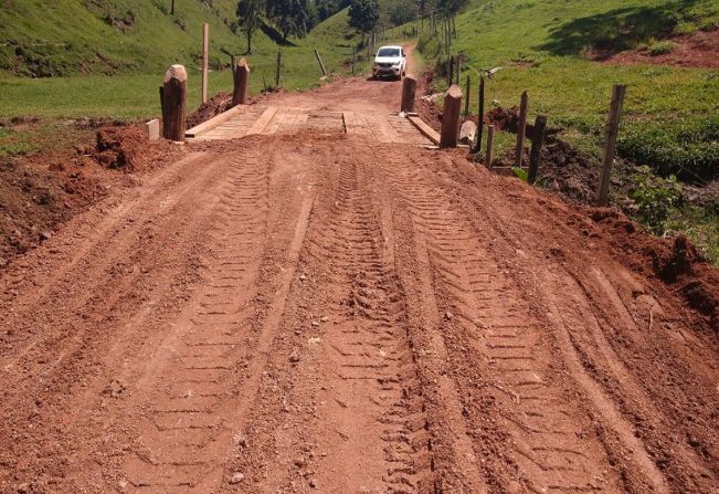 PONTE DO BAIRRO DOS PINHEIROS É CONCLUÍDA PELA DIRETORIA DE OBRAS E SERVIÇOS RURAIS