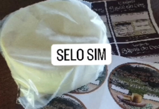 PRODUTOR RURAL RECEBE SELO SIM, QUE AUTORIZA A COMERCIALIZAÇÃO DO PRODUTO NO MUNICÍPIO