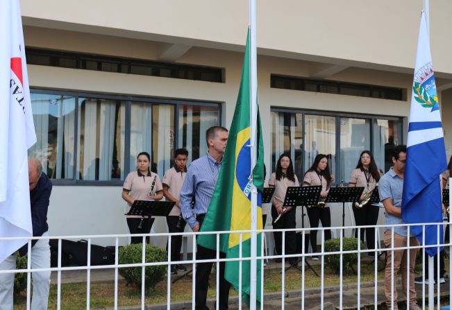 Aniversário de Monte Sião contou com apresentação musical, homenagem, entrega de veículos e bolo para a população