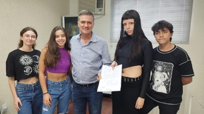 Prefeito recebe jovens estudantes monte-sionenses que participaram do programa Parlamento Jovem de Minas 2022.