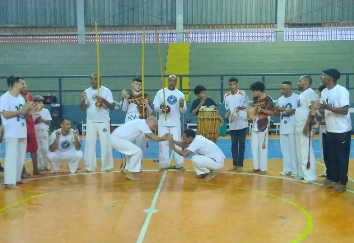 Projeto de capoeira oferece aulas gratuitas em bairros de Monte Sião