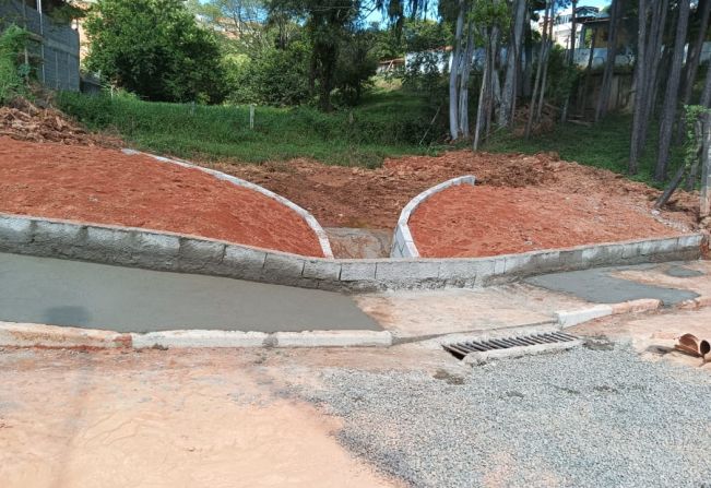 DIRETORIA DE OBRAS E SERVIÇOS URBANOS CONCLUIU A OBRA DE CAPTAÇÃO DA ÁGUA PLUVIAL NA REGIÃO DA VIELA DO ALTO DA SERRA