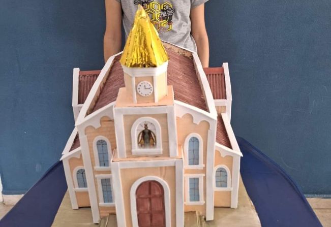 ALUNOS DO 5º ANO DE ENSINO DA ESCOLA MUN. DONA INA REALIZAM MAQUETES DE PONTOS TURÍSTICOS DE MONTE SIÃO COM MATERIAIS RECICLÁVEIS.