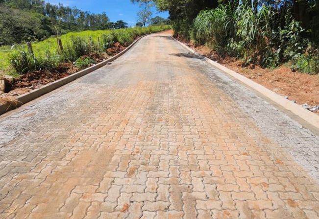 CALÇAMENTO DE MAIS QUATRO MORROS DA ZONA RURAL JÁ TIVERAM INÍCIO