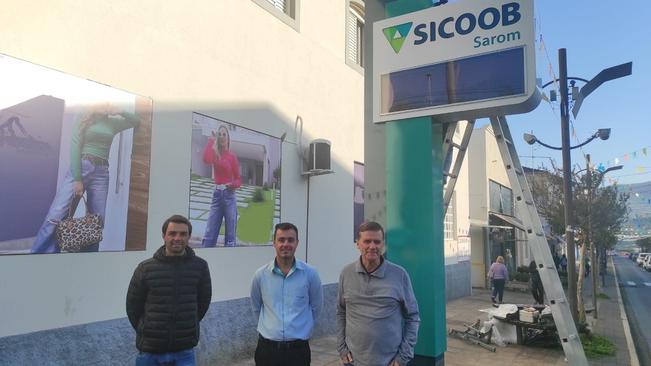 PARCERIA ENTRE PREFEITURA E SICOOB SAROM INSTALA RELÓGIO DIGITAL NA CIDADE