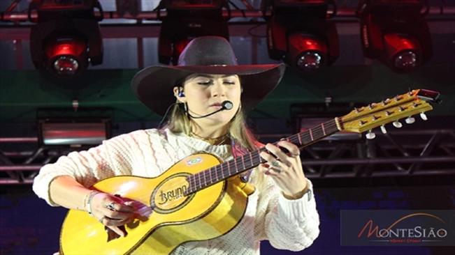 CANTORA BRUNA VIOLA AGITOU A NOITE DA SEXTA-FEIRA 03/06 NO FESTIVAL MULTICULTURAL DE INVERNO